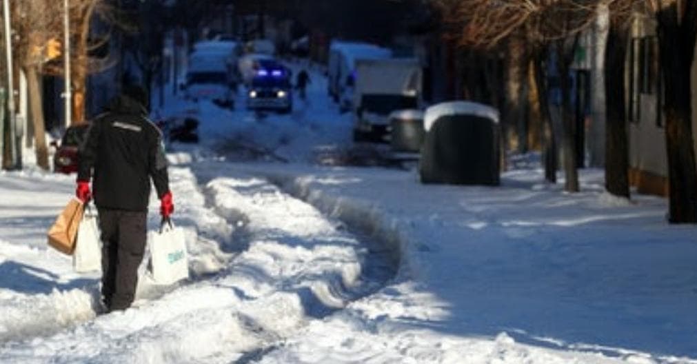 اليونان تشهد أعنف تساقط للثلوج عليها منذ 12 عاما 