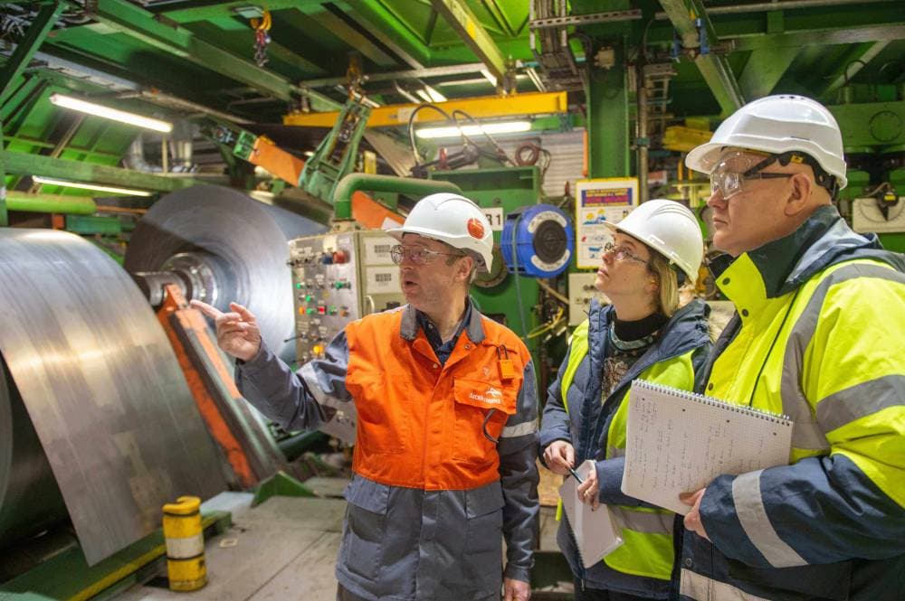 فنيون داخل مصنع شركة أرسيلور للصلب في مدينة جينت البلجيكية.