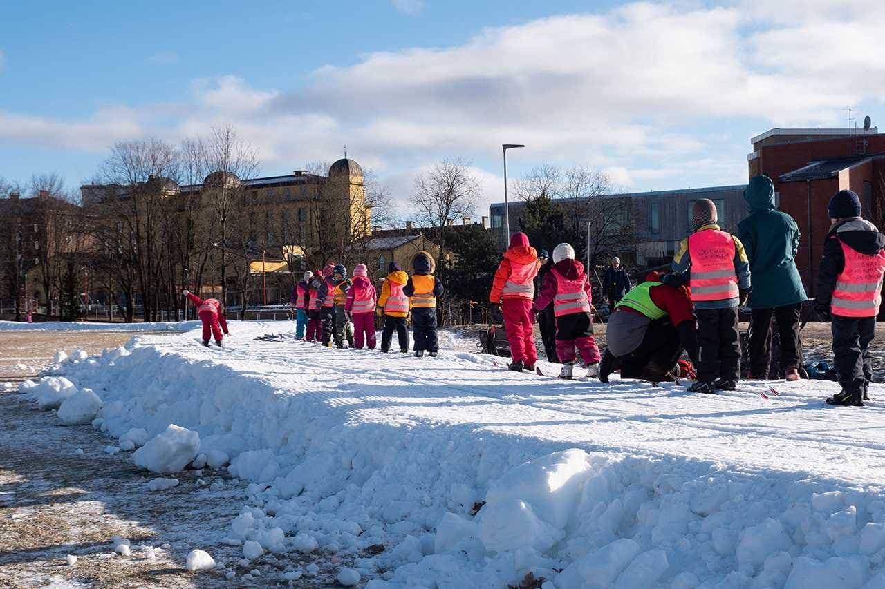 تحولت كتل الثلج إلى ملعب لعشاق مختلف الرياضات الشتوية.