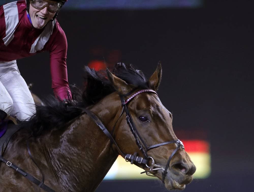 الخيال مع مشرف بعد الفوز. أ.ب