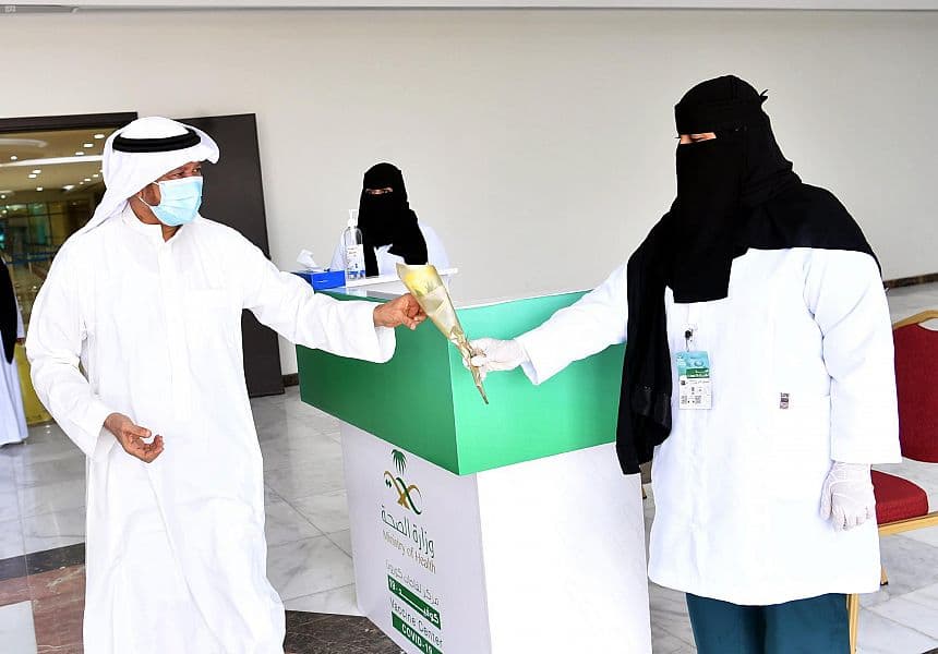 وسط انسيابية تامة .. مركز لقاحات كورونا في جازان يستقبل المواطنين والمقيمين 