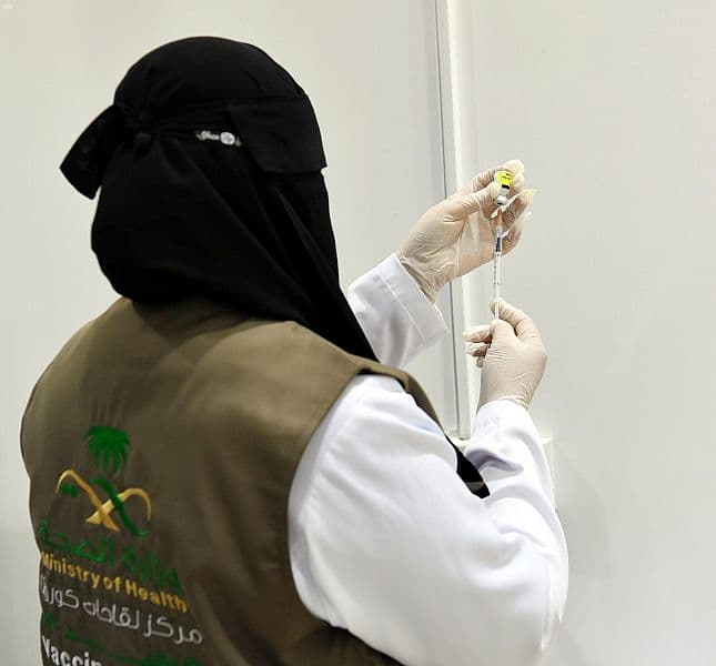 وسط انسيابية تامة .. مركز لقاحات كورونا في جازان يستقبل المواطنين والمقيمين 