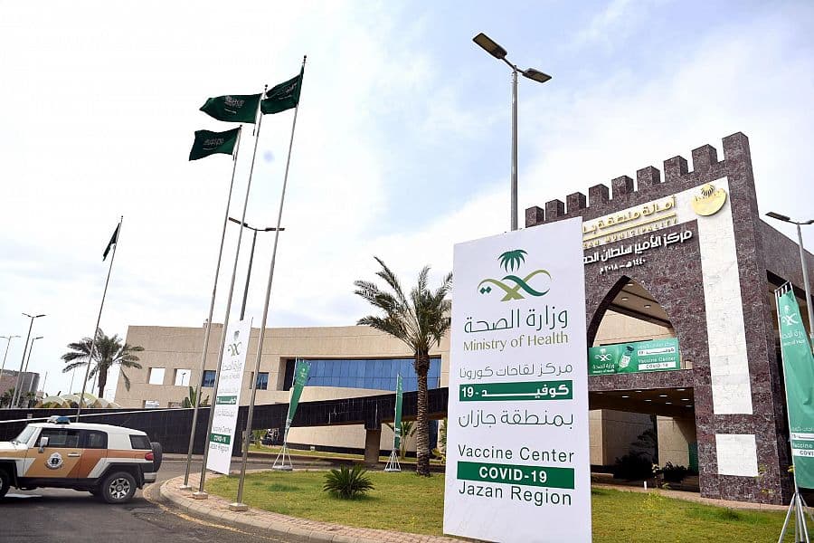 وسط انسيابية تامة .. مركز لقاحات كورونا في جازان يستقبل المواطنين والمقيمين 