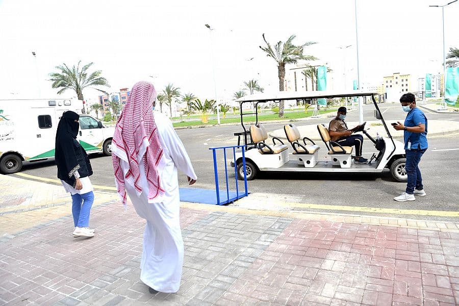 وسط انسيابية تامة .. مركز لقاحات كورونا في جازان يستقبل المواطنين والمقيمين 