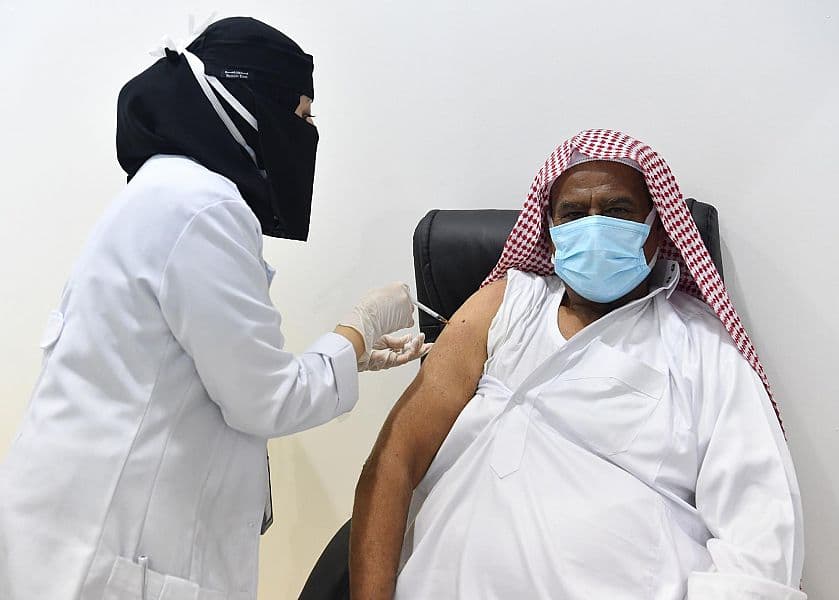 وسط انسيابية تامة .. مركز لقاحات كورونا في جازان يستقبل المواطنين والمقيمين 