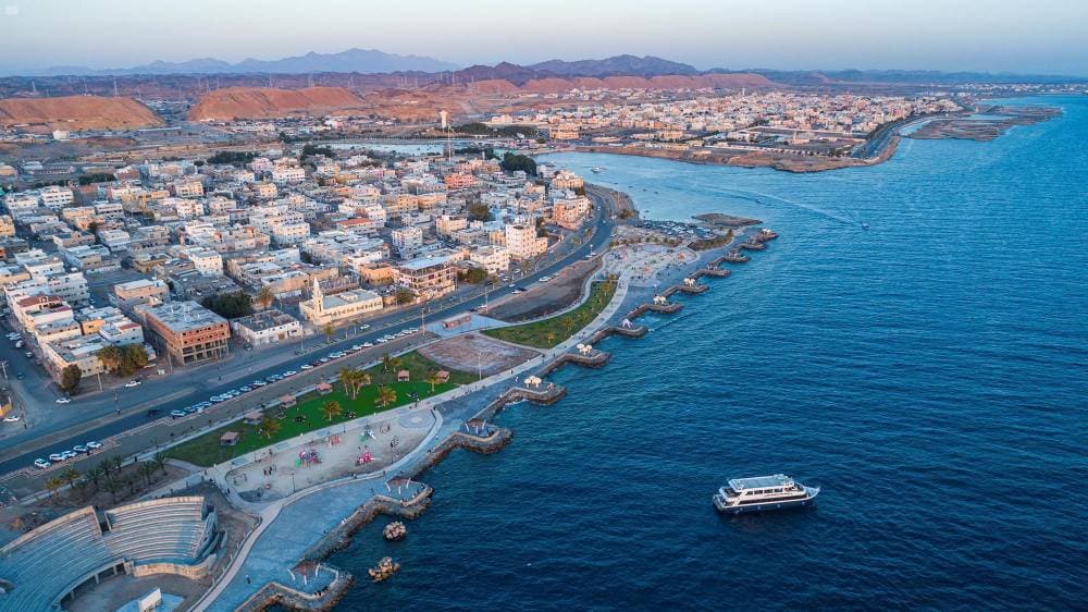 طبيعة خلابة، ومياه لؤلؤية صافية، يتميز بها الكورنيش الشمالي في ضبا، الذي يعد المكان الأمثل والأفضل لقضاء الإجازات مع أفراد العائلة أو الأصدقاء، حيث الهدوء والراحة والاستجمام. "واس"