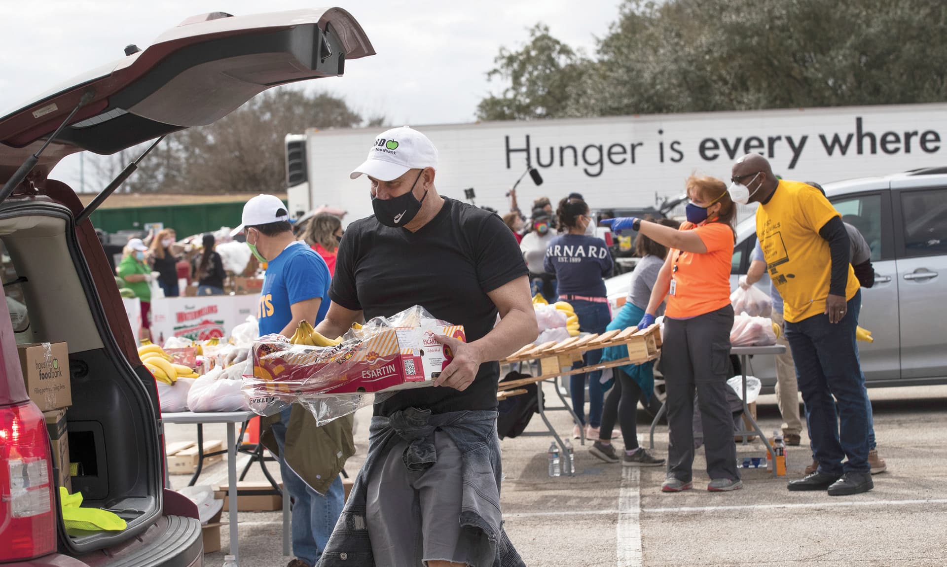 متطوعون يوزعون غذاء مجانيا على السكان في مدينة هيوستن الأمريكية