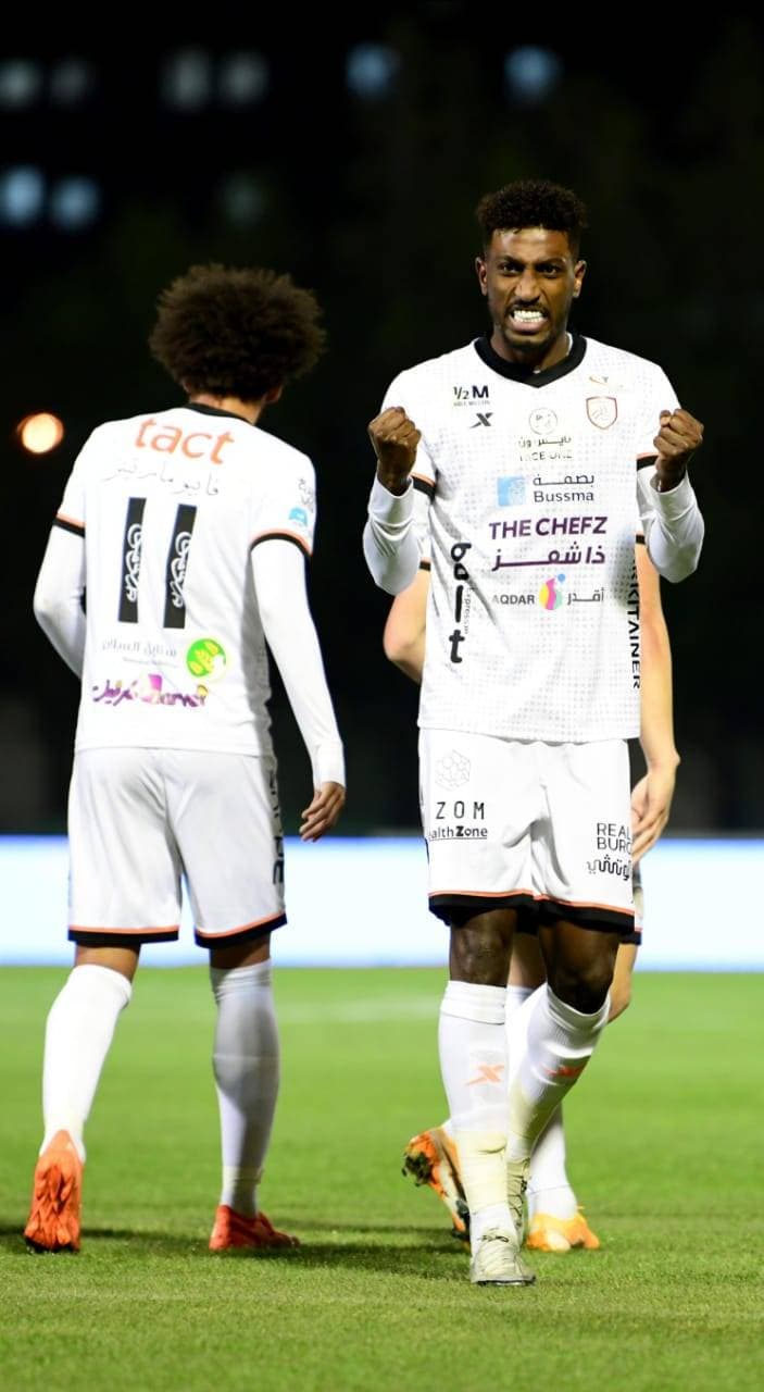 شراحيلي محتفلا بهدف الشباب الأول. تصوير: عبد الرحمن السالم - "الاقتصادية"