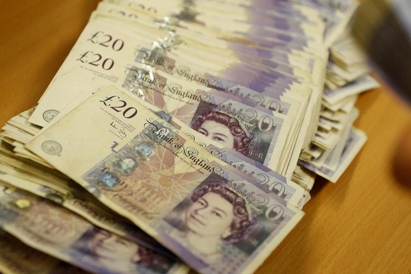  الجنيه الاسترليني يسجل 1.41 دولار للمرة الأولى في ثلاث سنوات 
