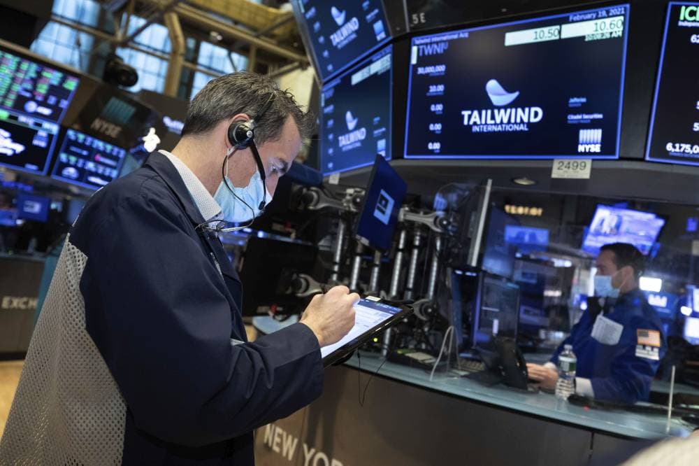 تراجعت مؤشرات الأسهم الأمريكية في مستهل جلسة أمس، مع استمرار صعود عوائد السندات الحكومية.     "أ . ب"