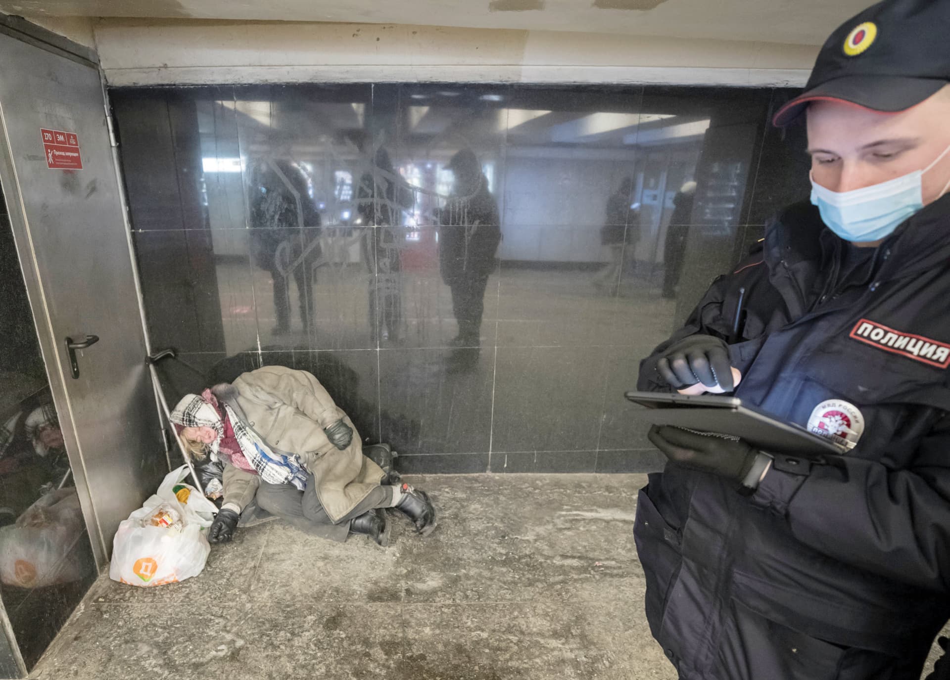 امرأة بلا مأوى تنام في ممر تحت الأرض في موسكو