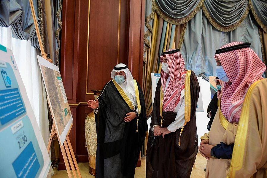 الأمير فيصل بن سلمان خلال تدشين مشروعي ينبع.