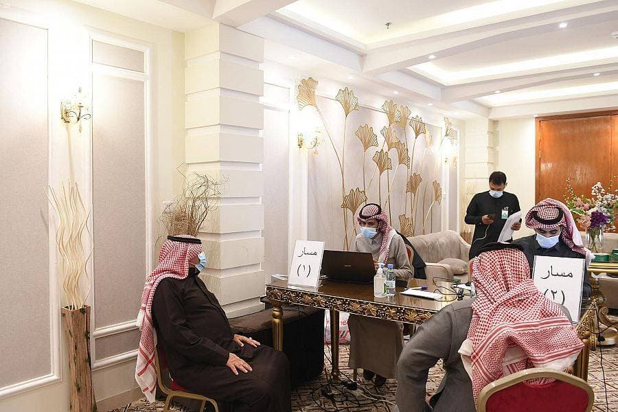 جانب من المزاد الذي أقيم أمس بمدينة تبوك تضمن بيع 6 عقارات متنوعة.