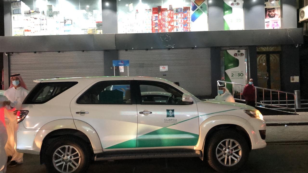 إغلاق سوقا مكتظا بالعمالة والمتسوقين في الدمام