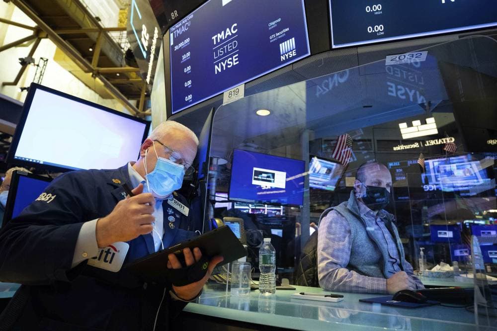 ارتفعت الأسهم الأمريكية عند الافتتاح أمس بدعم نتائج أعمال الشركات وبيانات اقتصادية إيجابية.  "أ . ب"