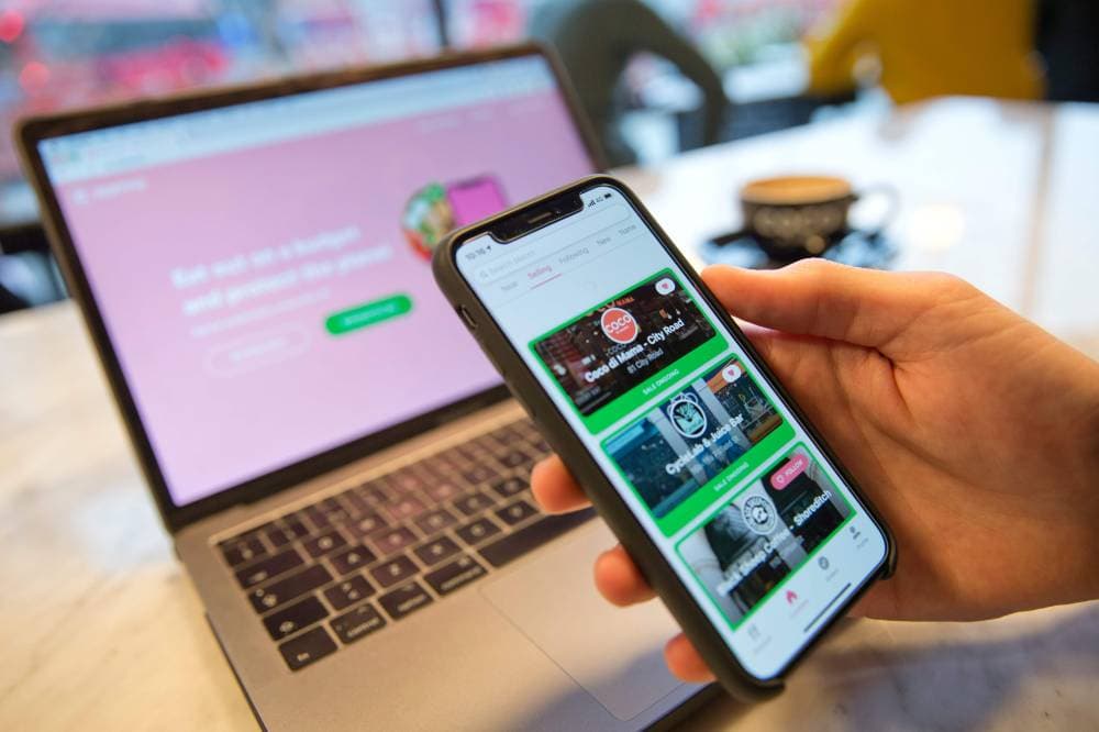 مطالب بتكافؤ فرص بين الموزعين عبر الانترنت أو من متجر في الشارع. "الفرنسية"