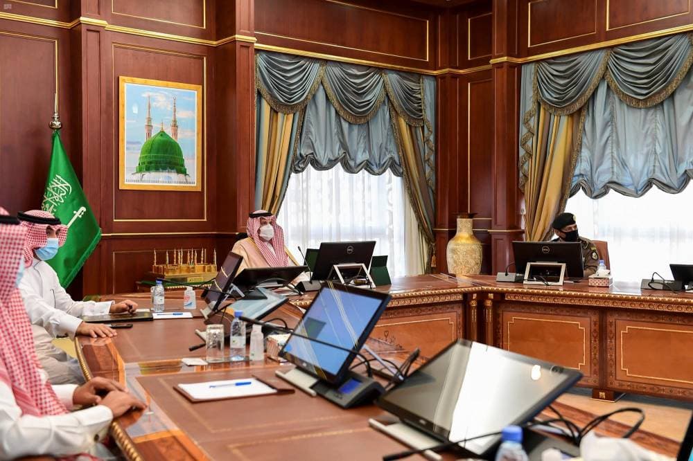 الامير فيصل بن سلمان خلال إطلاقه المنصة.