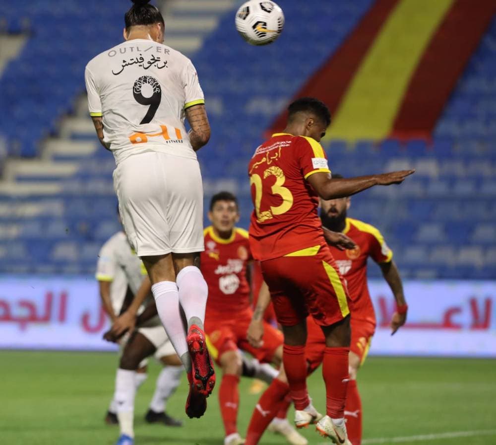 بريجوفيتش لحظة تسجيله الهدف الأول. تصوير: عيسى الدبيسي ـ "الاقتصادية"