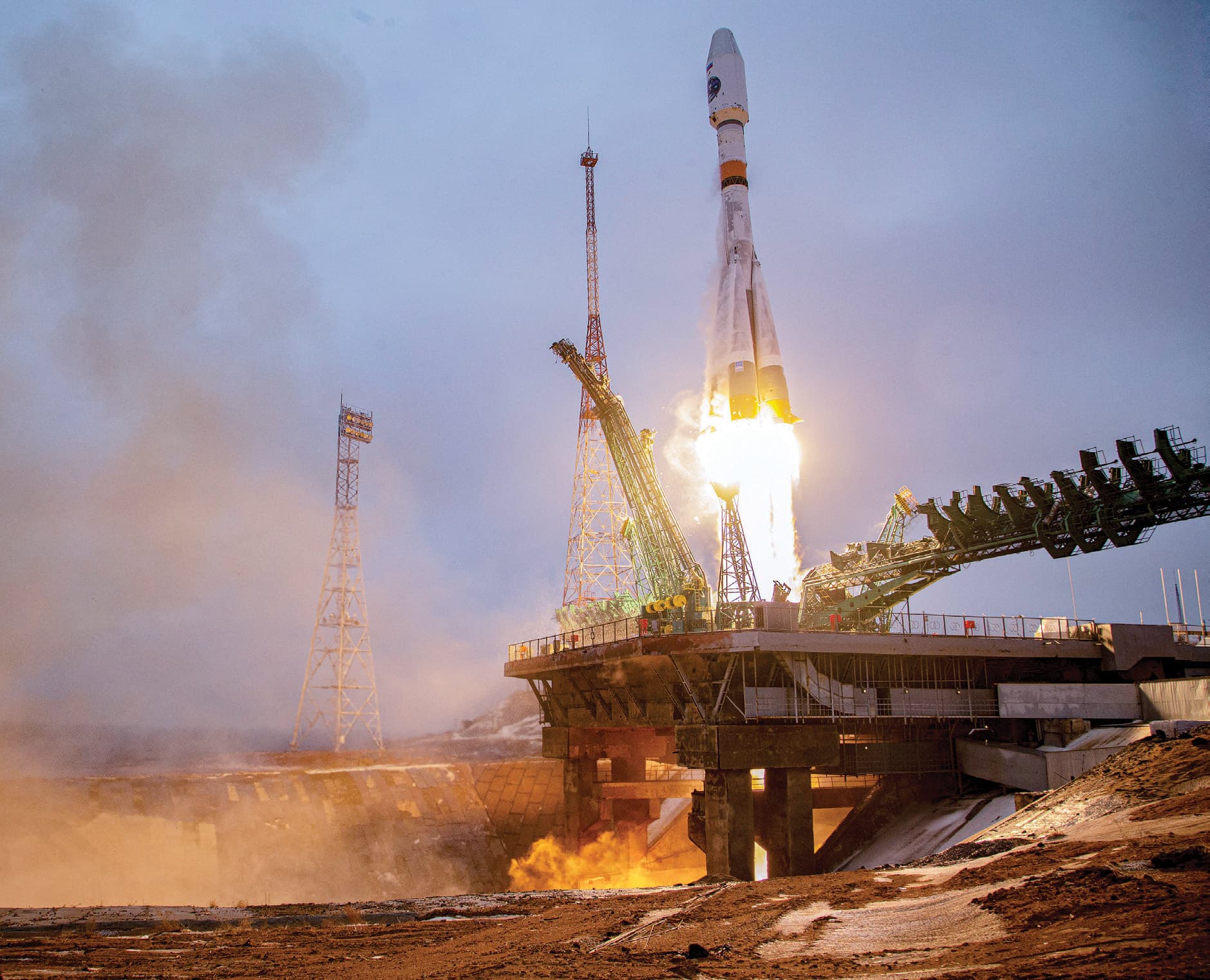 جانب من إطلاق روسيا صاروخا يحمل أول قمر اصطناعي لمراقبة المناخ في القطب الشمالي