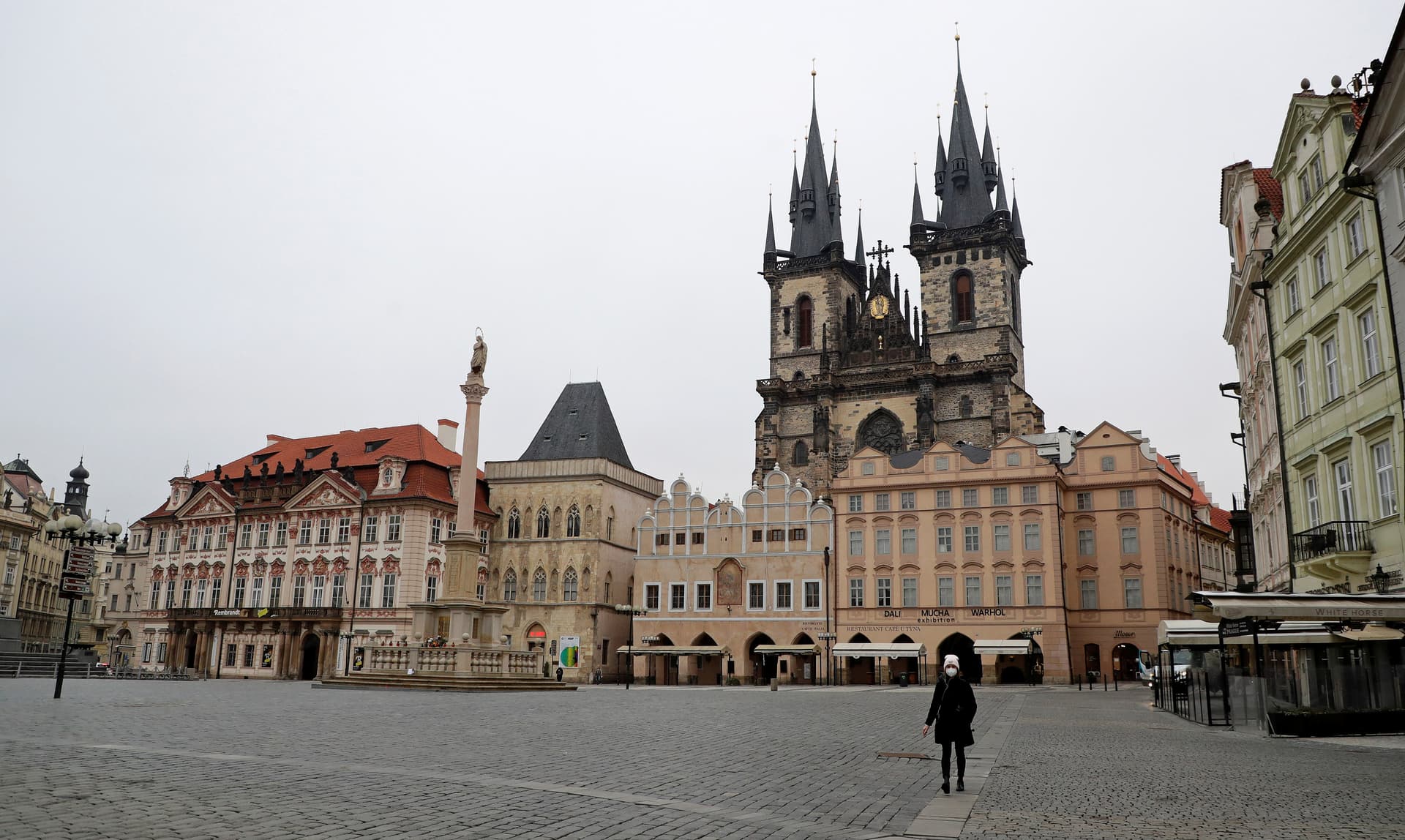 شوارع العاصمة التشيكية براغ خالية بعد فرض الحكومة مزيدا من القيود للحد من انتشار كورونا 