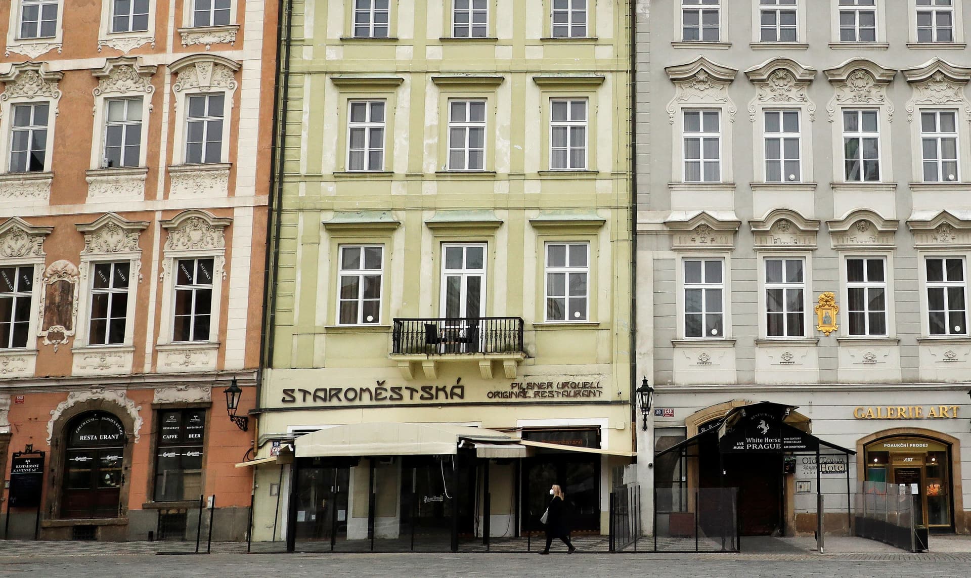 شوارع العاصمة التشيكية براغ خالية بعد فرض الحكومة مزيدا من القيود للحد من انتشار كورونا 