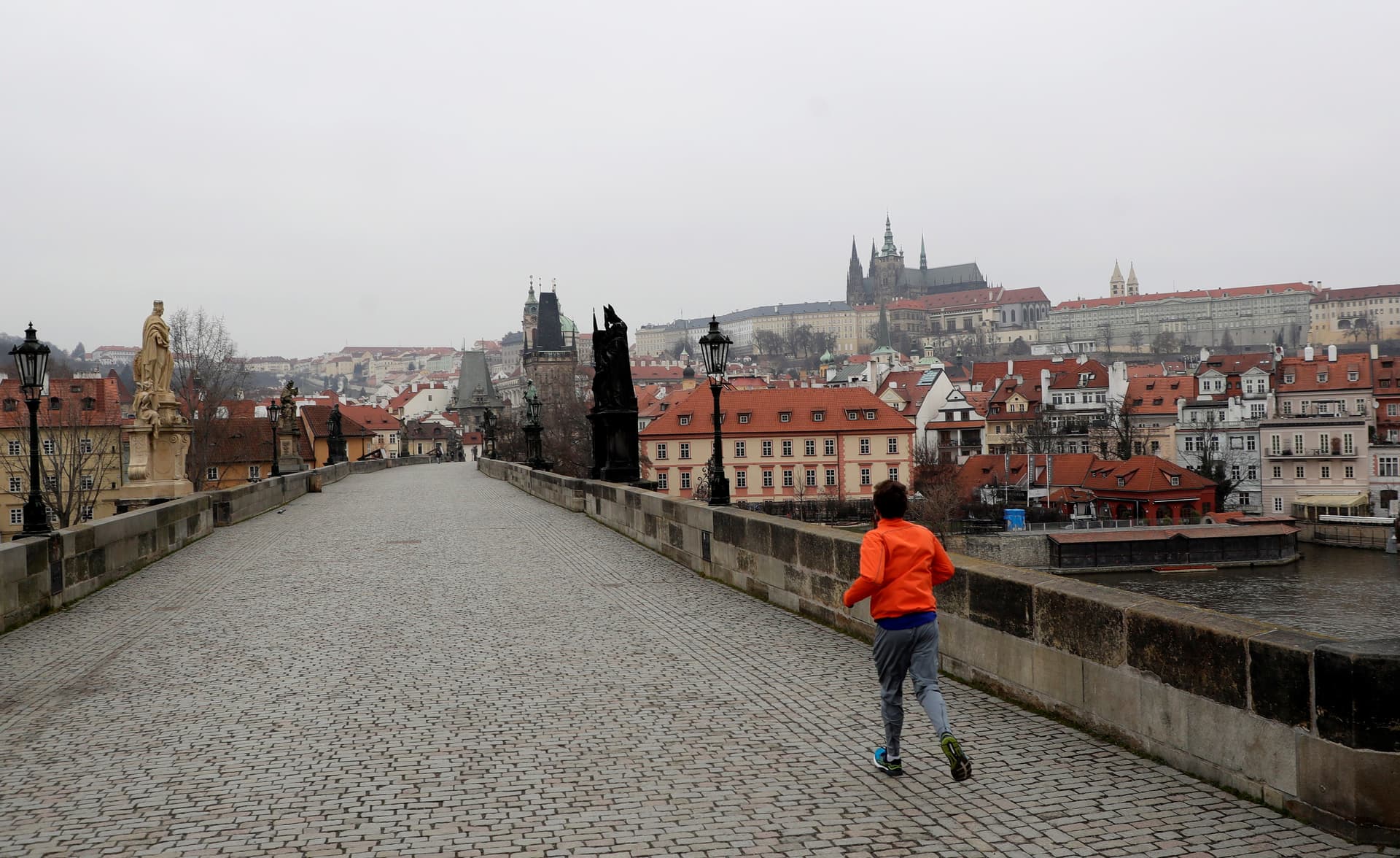 شوارع العاصمة التشيكية براغ خالية بعد فرض الحكومة مزيدا من القيود للحد من انتشار كورونا 