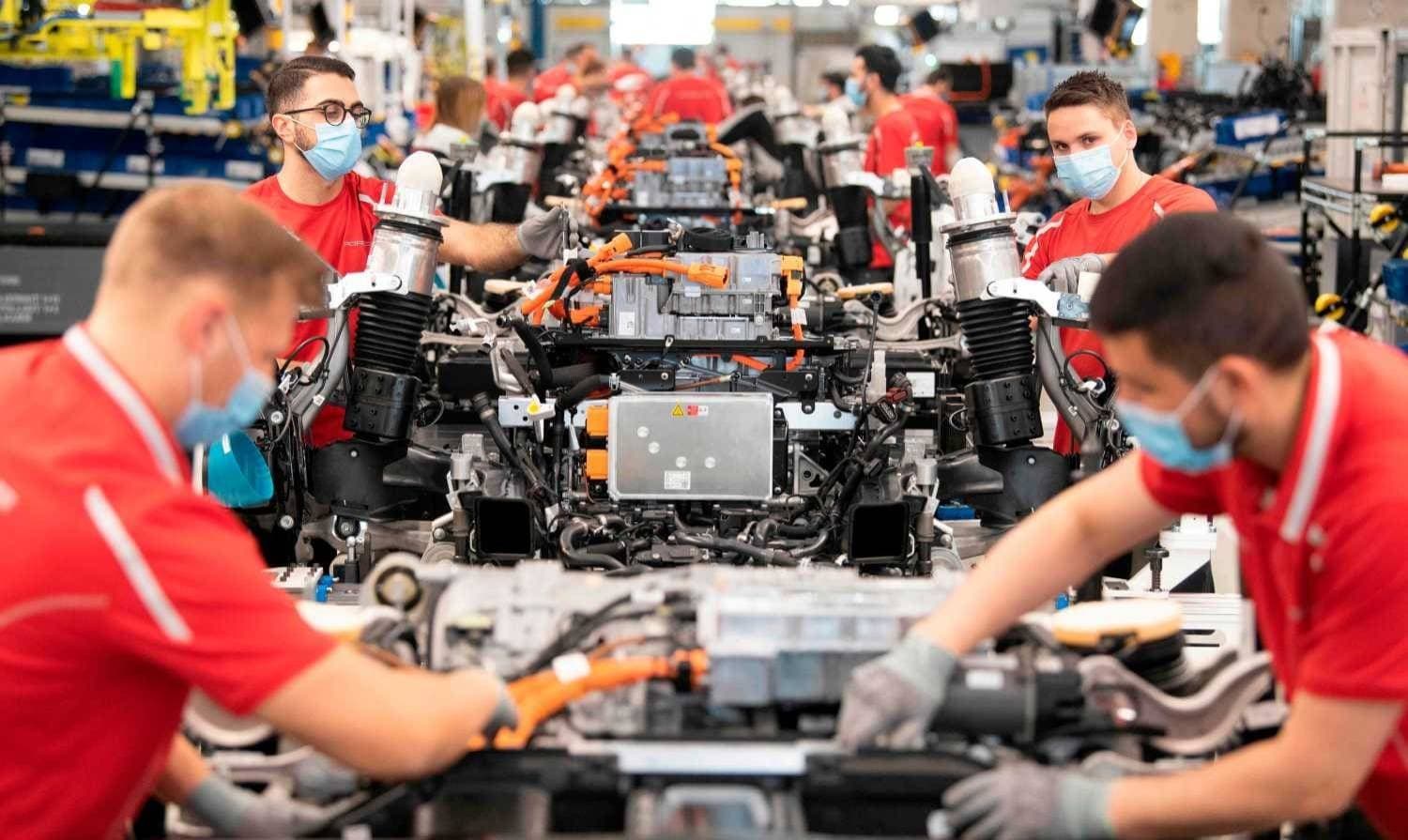 قطاع صناعة الآلات والصناعات الكهربائية استطاعا إبقاء نسبة مبيعاتهما مستقرة تقريبا.