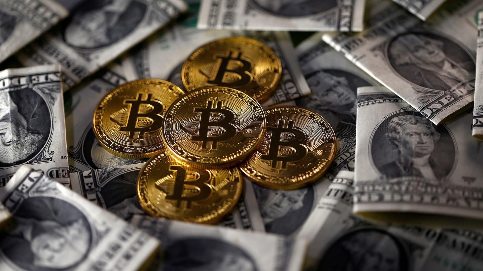 هبوط حاد جديد لبيتكوين بعد بلوغ ذروة في مطلع الأسبوع