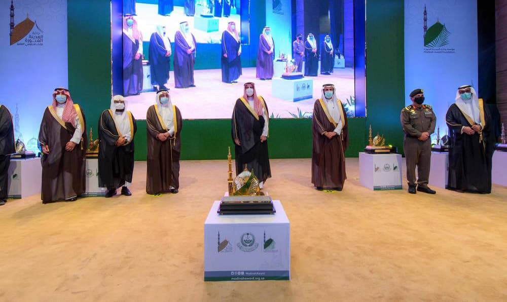 الأمير فيصل بن سلمان خلال الحفل الختامي لجائزة المدينة المنورة.