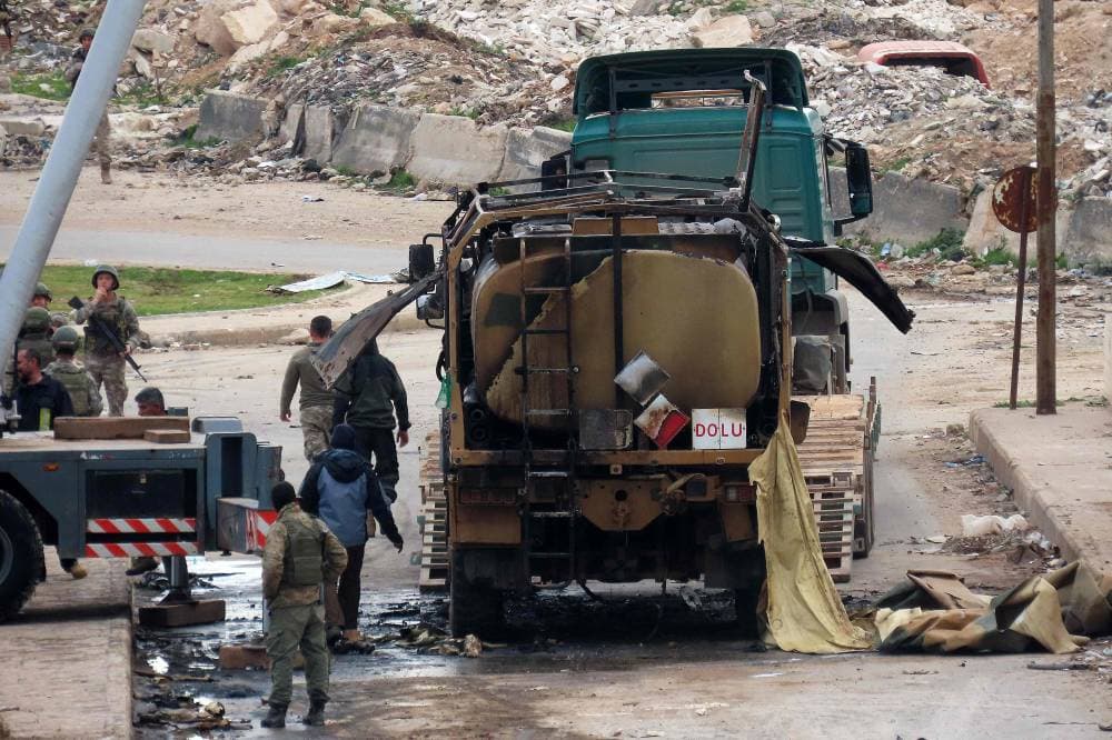 زاد سعر البنزين غير المدعوم إلى ألفي ليرة لليتر الواحد. "الفرنسية"