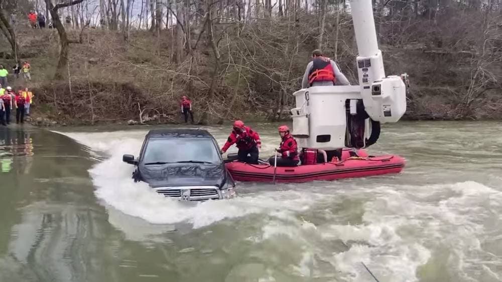 فريق إنقاذ أثناء عملهم على إخراج عائلة مكونة من خمسة أفراد حاصرتهم مياه الأمطار التي هطلت بشدة على مدينة ليبرتي الأمريكية. "رويترز"