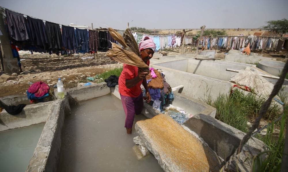 عامل يغسل الملابس، في مغسلة كبيرة في الهواء الطلق، في كراتشي الباكستانية، أمس، قبيل اليوم العالمي للمياه الذي يوافق 22 مارس من كل عام."إ.ب.أ"