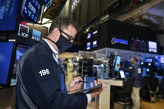 الأسهم الأمريكية تهبط بسبب قلق المستثمرين من زيادات ضريبية محتملة