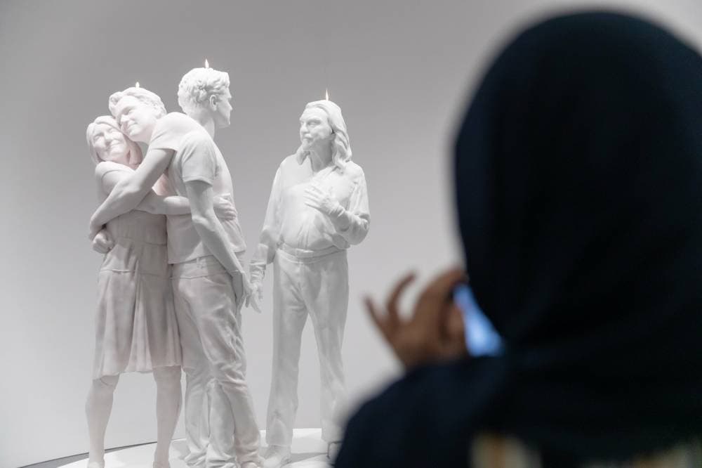 الفنان ليوناردو دي كابريو في صورة مزدوجة مع والدته ووالده.