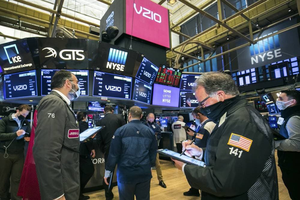 المستثمرون يتدافعون إلى صناديق النقد بضخ 45.6 مليار دولار .. الأكبر منذ أبريل 2020