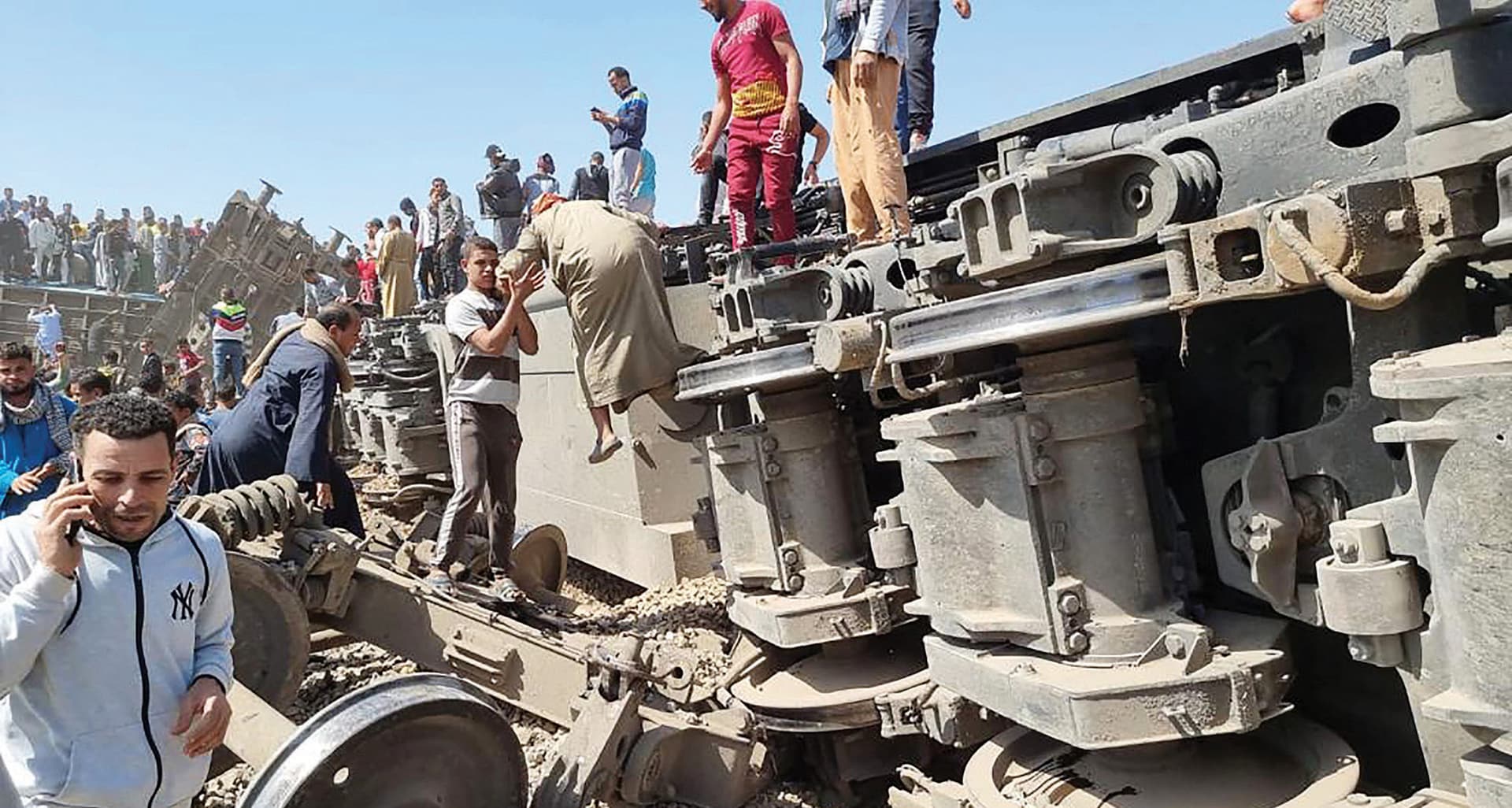 آثار تصادم قطارين في محافظة سوهاج في مصر أمس، مخلفان عشرات الوفيات والإصابات