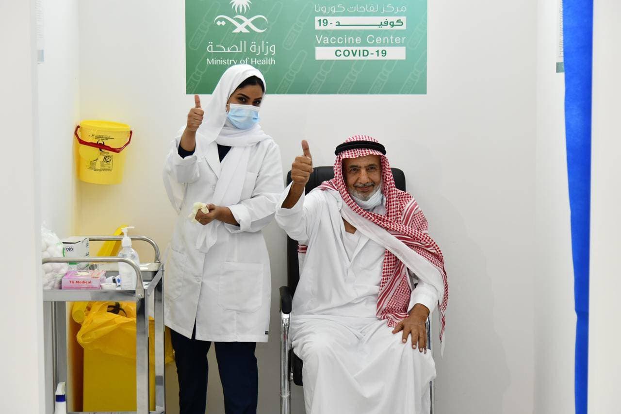 توفير التطعيم المجاني للمواطن والمقيم من أبرز جوانب أداء الحكومة السعودية خلال الجائحة. "واس"