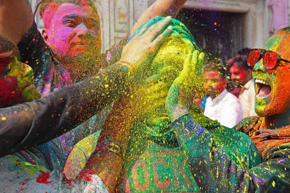 هنود يمرحون بالمساحيق خلال مهرجان الألوان الشعبي، في ولاية البنجاب شمال البلاد » الفرنسية « .