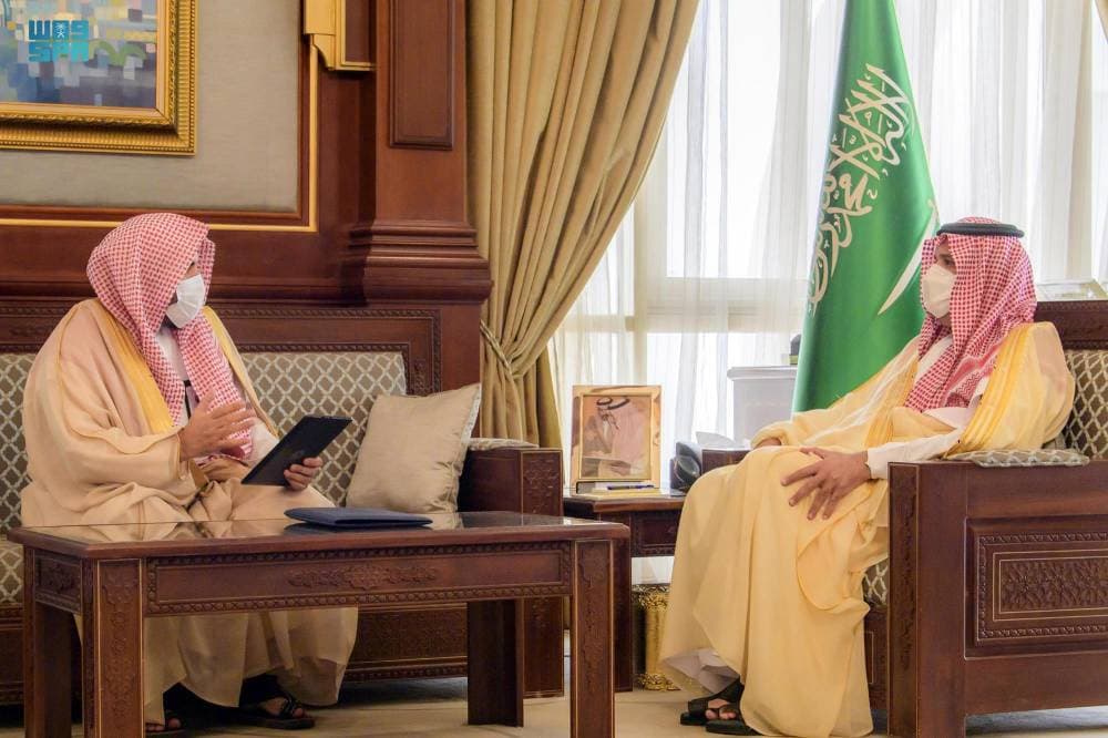 الأمير فيصل بن سلمان خلال استقباله مدير فرع "الأمر بالمعروف" في المنطقة.