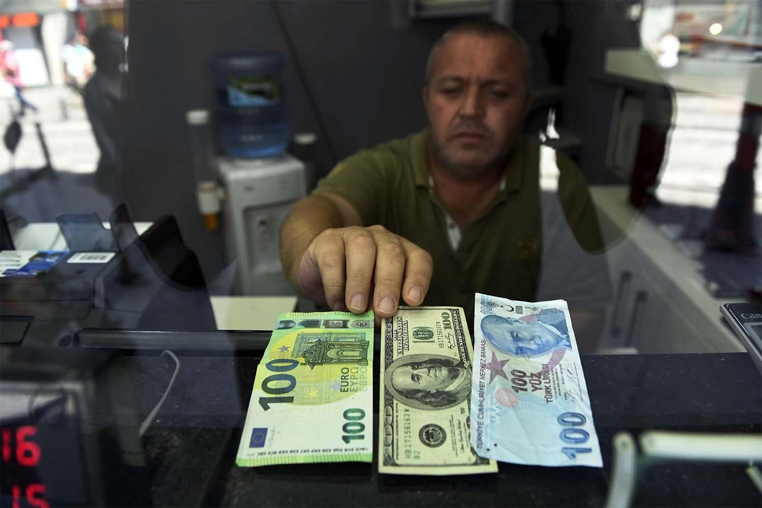 الليرة التركية تهبط 1% مع استمرار الخسائر منذ تغيير محافظ المركزي 