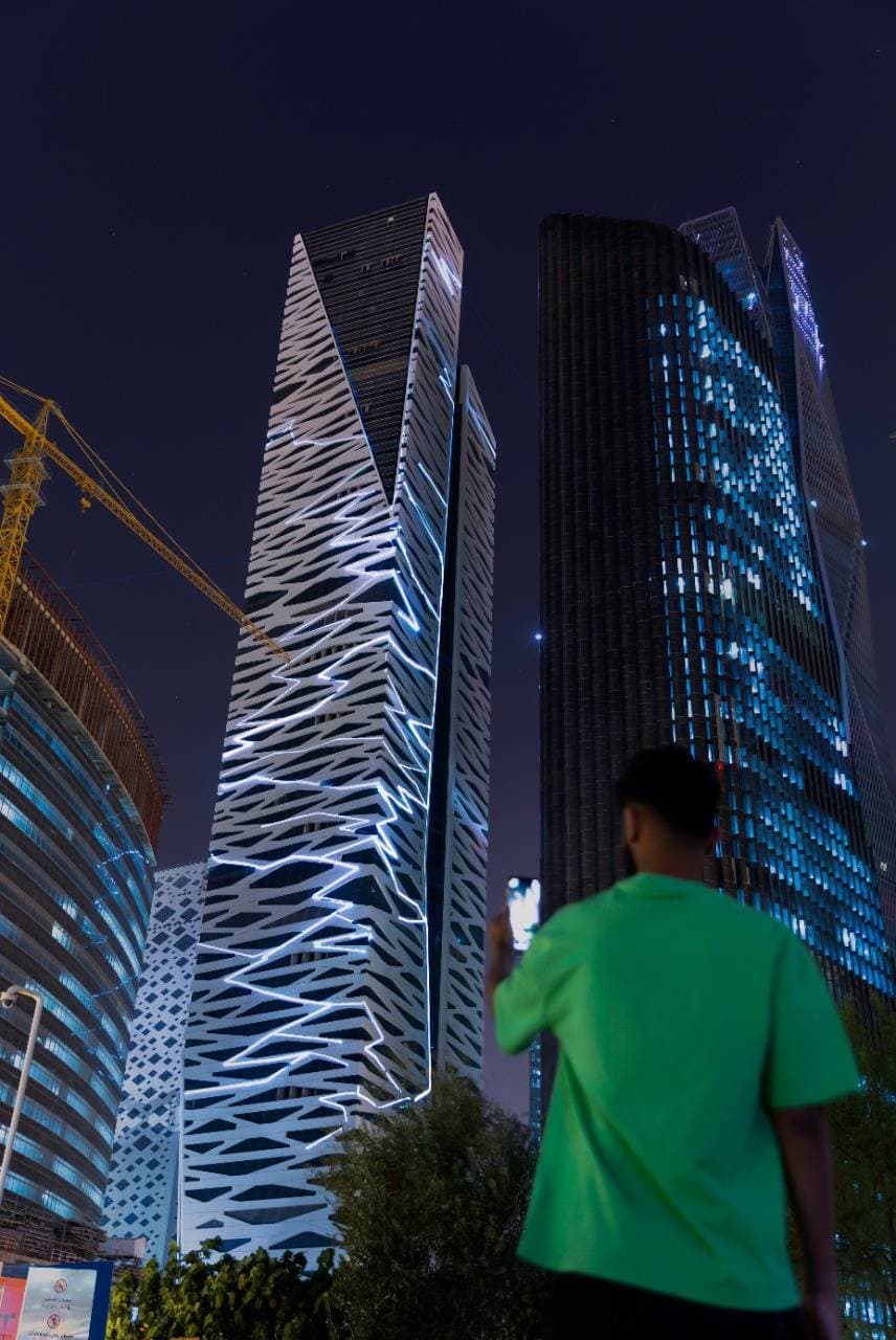 «تشعب» .. عمل فني إسباني يتفاعل مع الرعد في «نور الرياض»