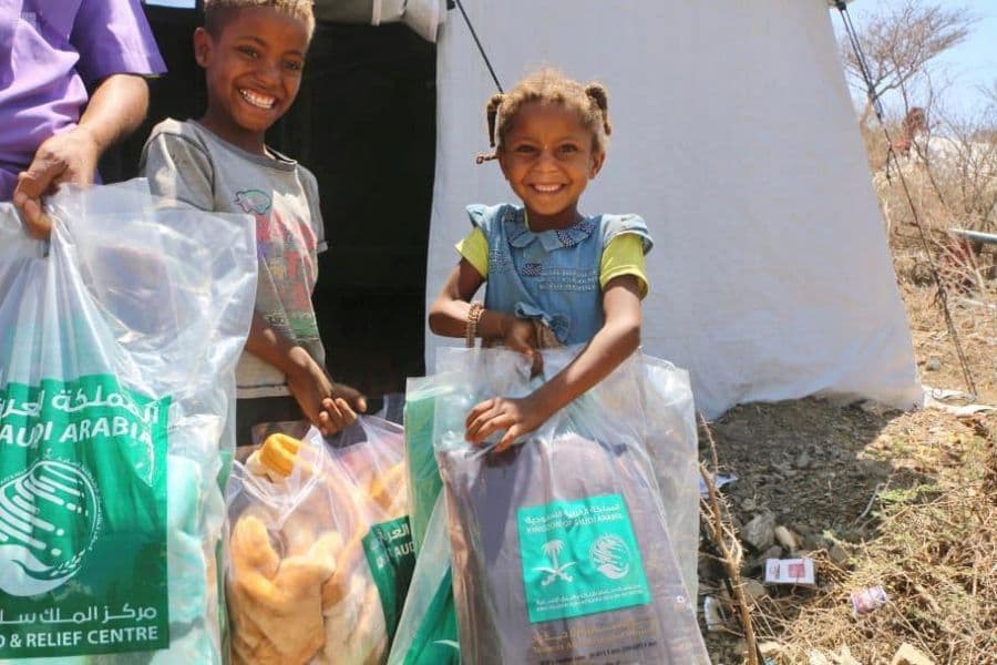 مركز الملك سلمان للإغاثة يوزع حقائب شتوية في محافظة تعز 