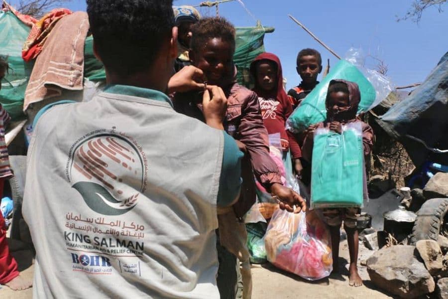 مركز الملك سلمان للإغاثة يوزع حقائب شتوية في محافظة تعز 