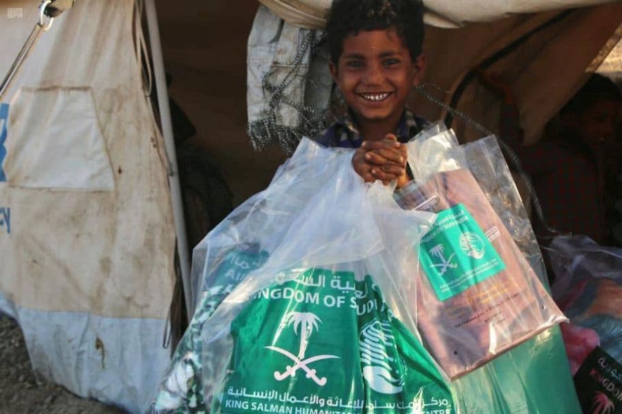 مركز الملك سلمان للإغاثة يوزع حقائب شتوية في محافظة تعز 