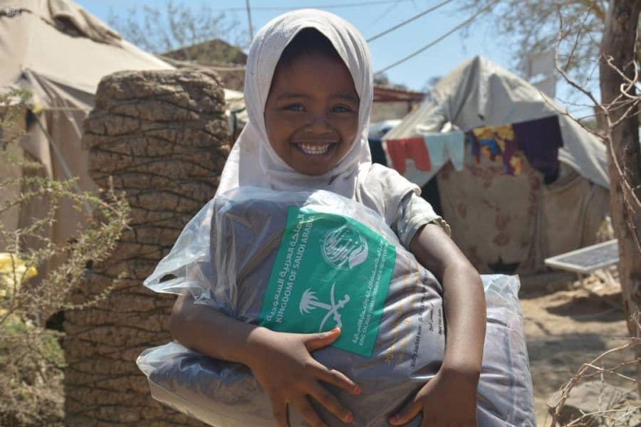 مركز الملك سلمان للإغاثة يوزع حقائب شتوية في محافظة تعز 
