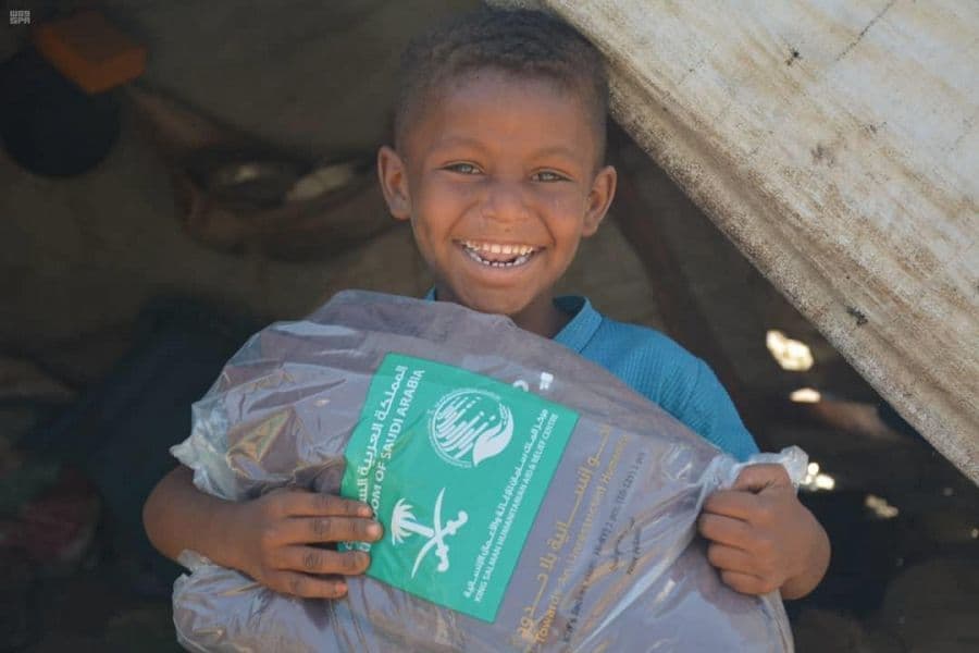 مركز الملك سلمان للإغاثة يوزع حقائب شتوية في محافظة تعز 