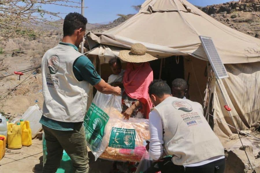 مركز الملك سلمان للإغاثة يوزع حقائب شتوية في محافظة تعز 