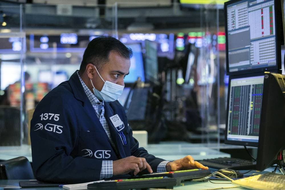 تباين أداء الأسهم الأمريكية عند الافتتاح أمس، وسط ترقب التطورات في سوق السندات. "أ.ب"