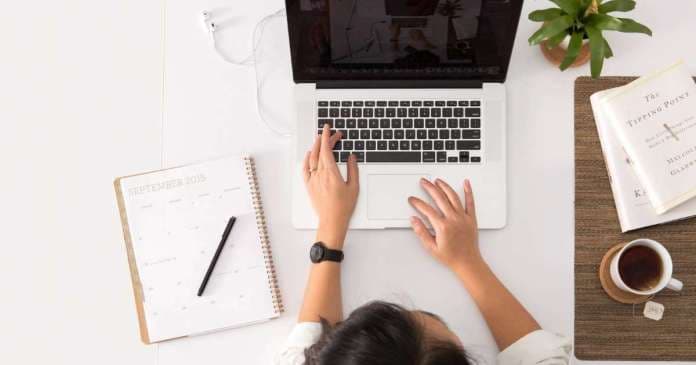 اليونان ترى في العمل من بعد فرصة لعكس هجرة الأدمغة