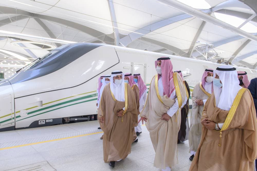 الأمير فيصل بن سلمان خلال زيارته لمحطة قطار الحرمين السريع.